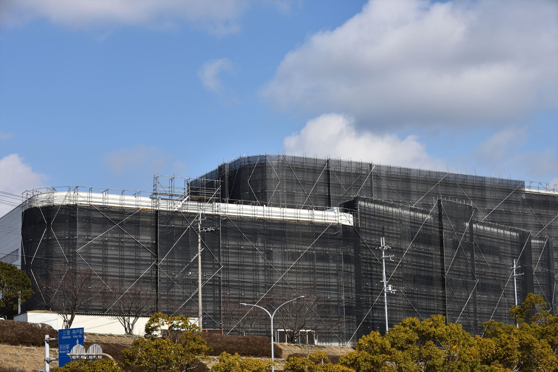 足場が組まれた大規模施設